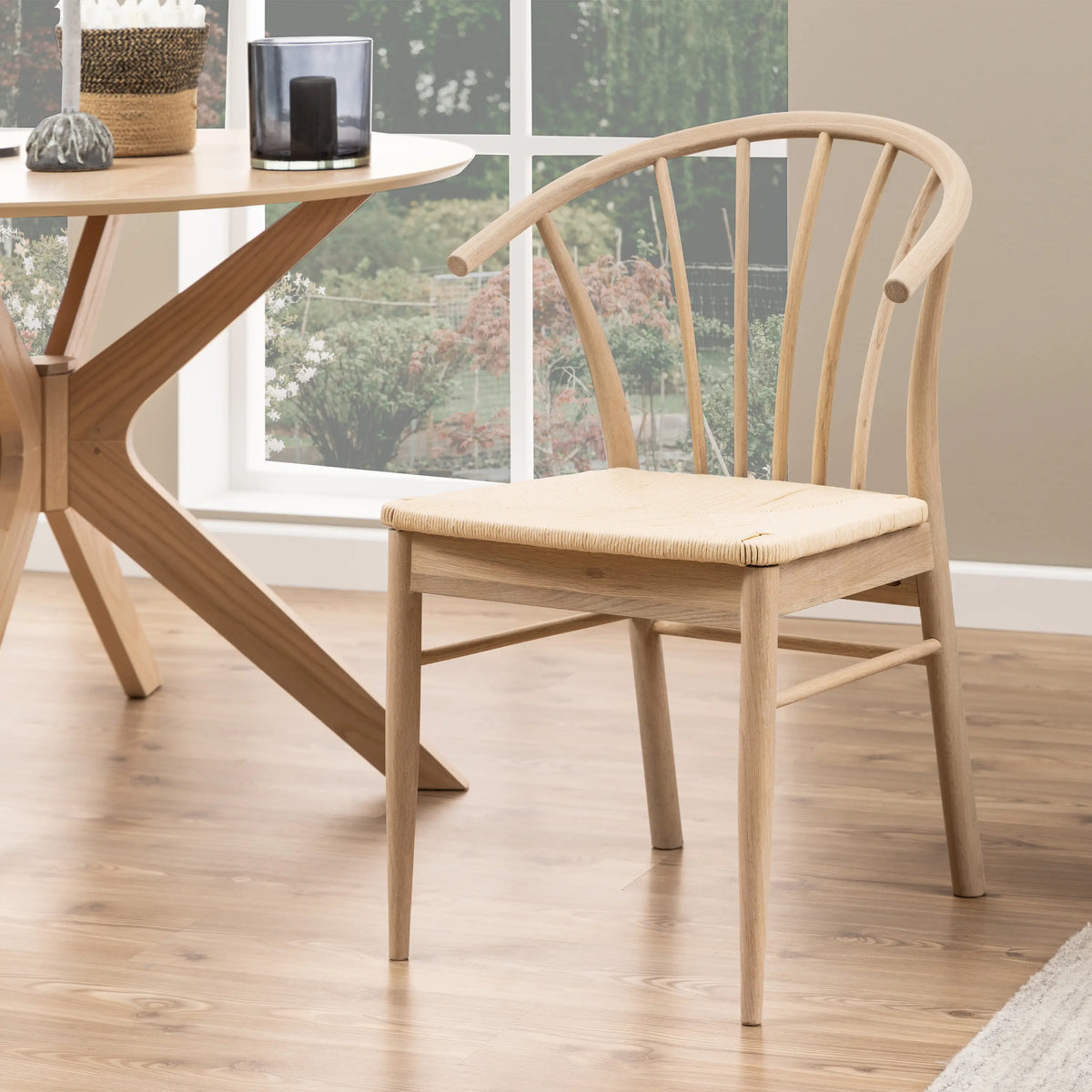 I_Duncan Round Dining Table in White Oak includes 4 Cassandra Dining Chair includes Armrest in White Oak