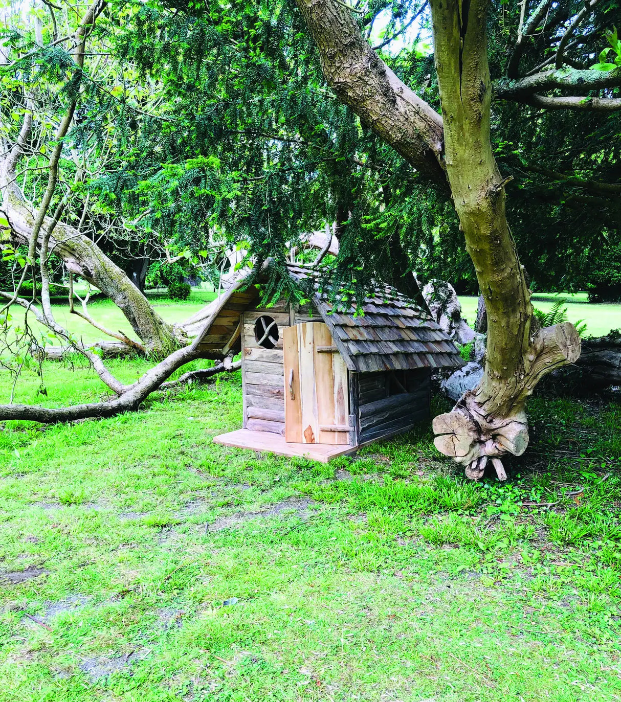 ROOT HOBBIT LOG CABIN