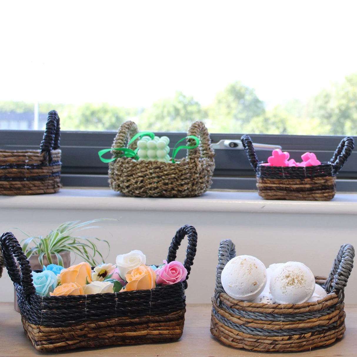 Banana Leaf & Hitam Raffia Basket- Set of 2