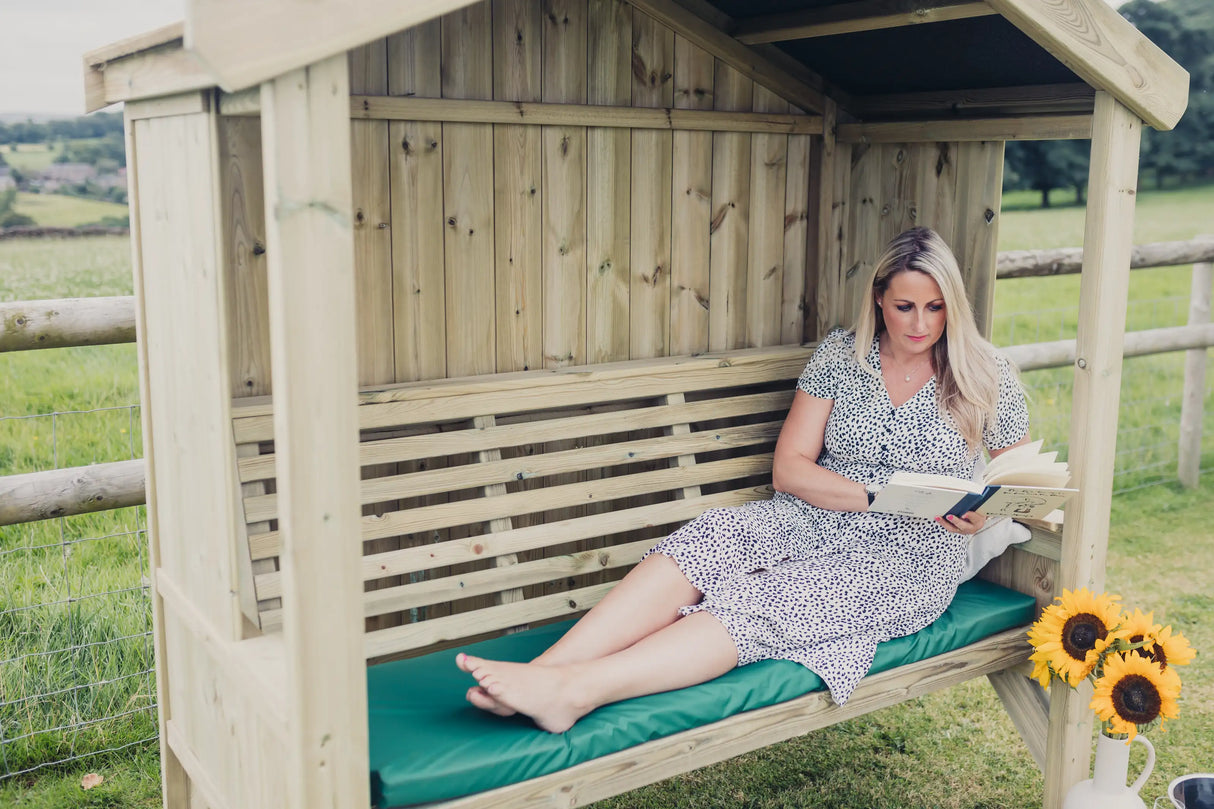 COTTAGE ARBOUR FULLY ENCLOSED SITS 3