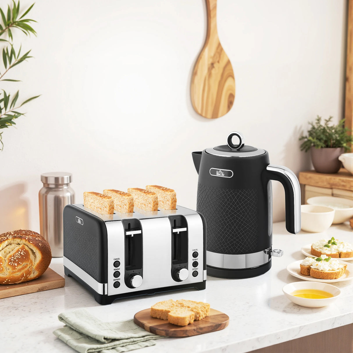 HOMCOM Sleek Textured Kettle and Four-Slice Toaster Set - Black
