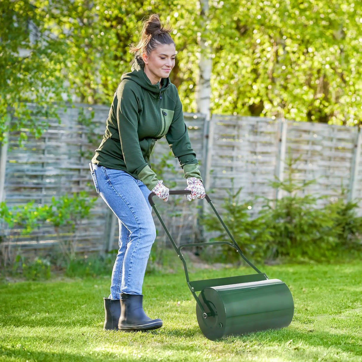 Outsunny 40L Garden Lawn Roller, Water Sand Filled Outdoor Grass Roller, 32cm Heavy Duty Metal Lawn Push Rolling Tool for Grass Seeding, Soil Levelling, Green