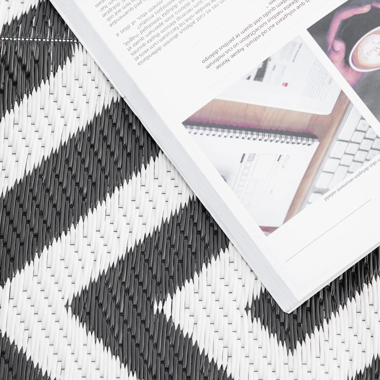 Outsunny Outdoor Rug Reversible Mat Plastic Straw Rug Portable RV Camping Mat for Garden Deck Picnic Indoor, 121 x 182 cm (4 x 6 ft), Black & White