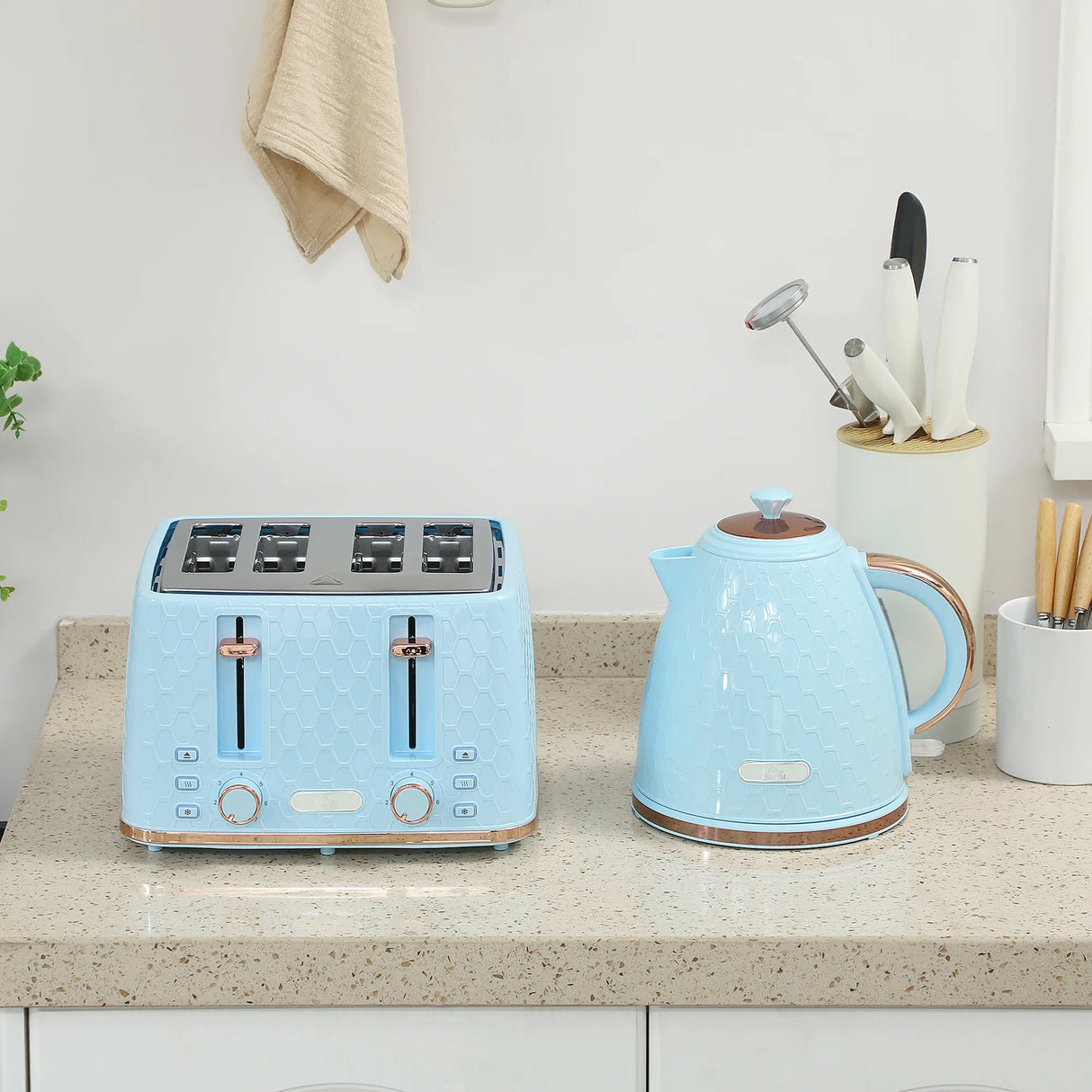 HOMCOM Kettle and Toaster Set, 1.7L 3000W Fast Boil Jug Kettle, 4 Slice Toaster with 7 Level Browning Controls, Light Blue