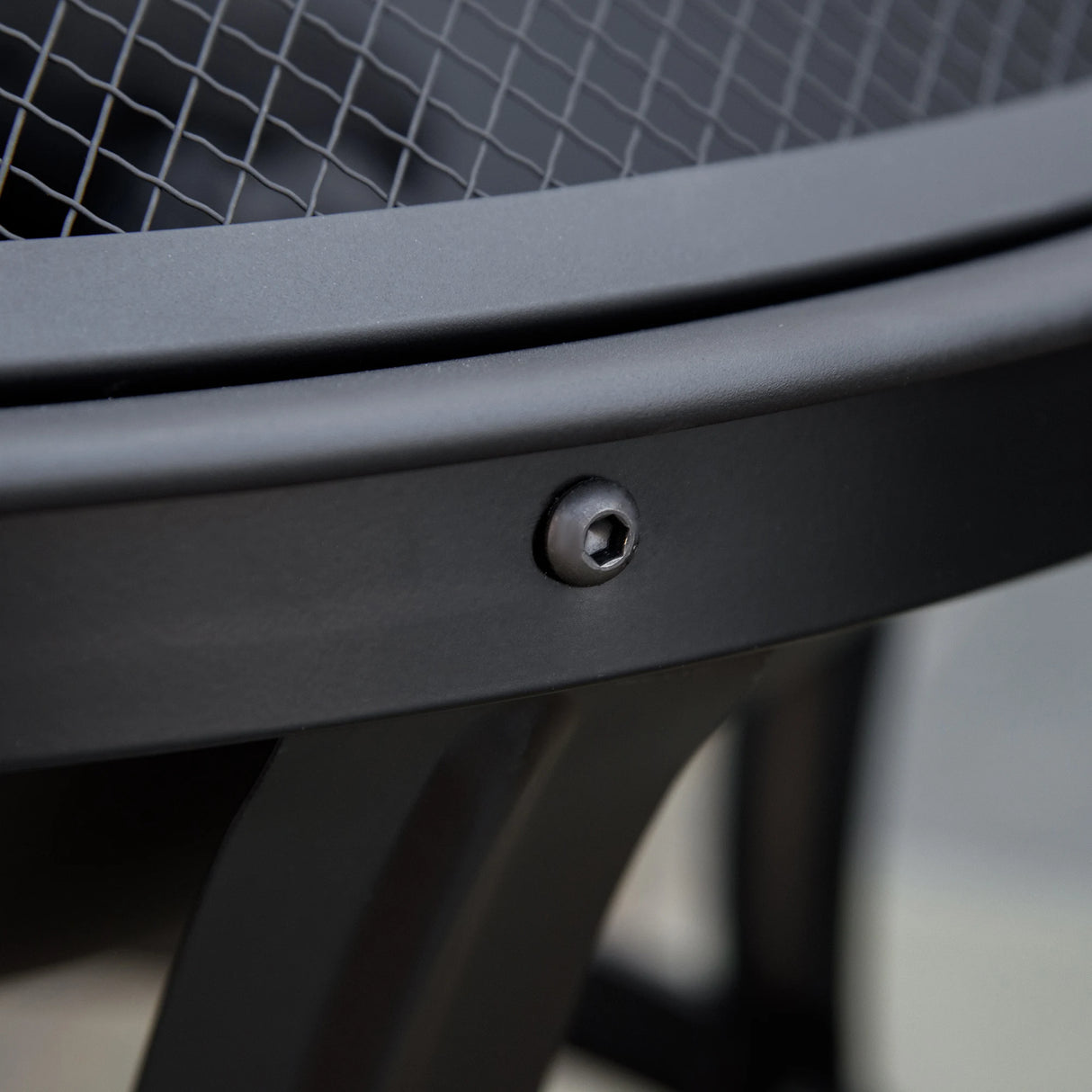 Outsunny Outdoor Fire Pit, Firepit with Mesh Lid, Poker, for Camping, Bonfire, Picnic, Black