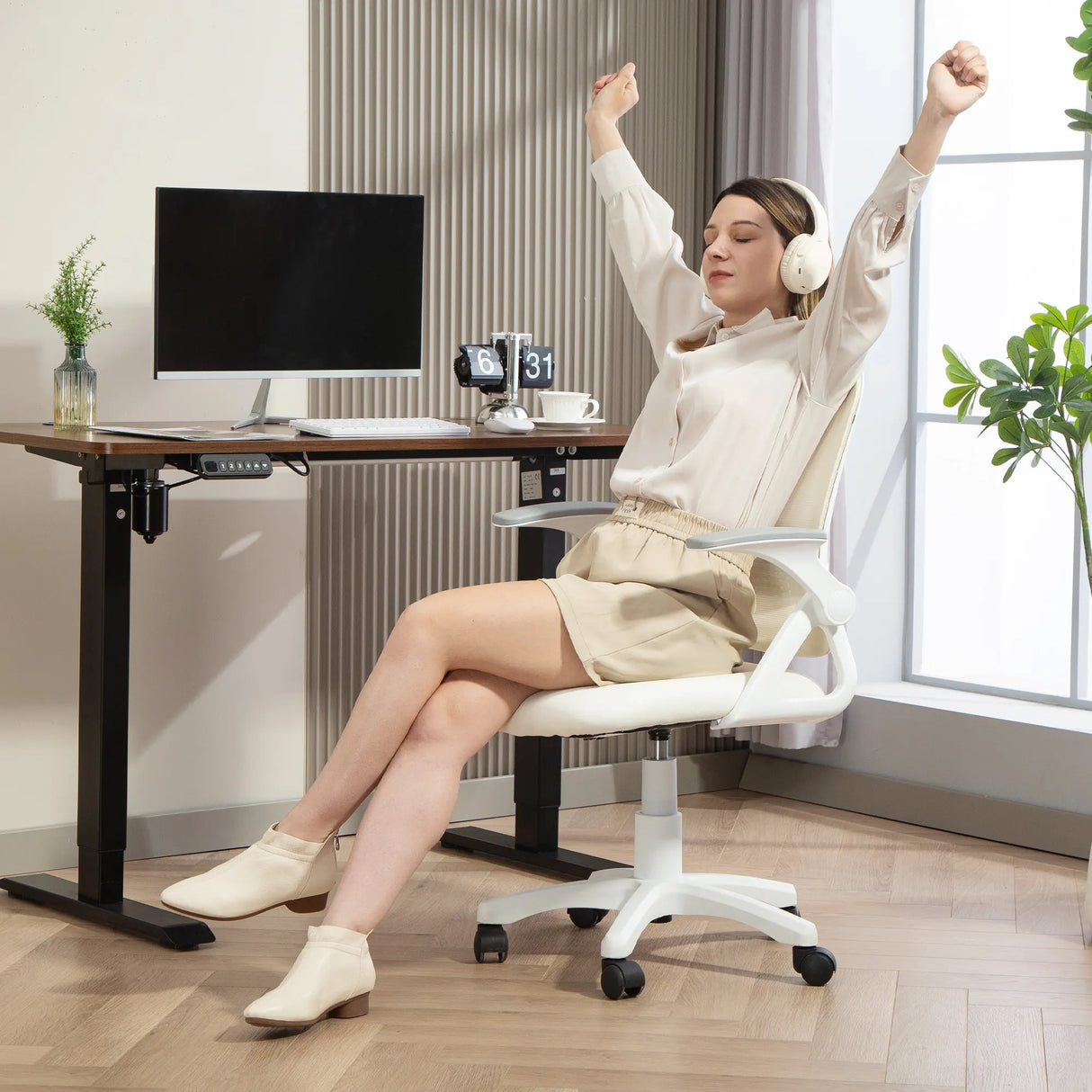 HOMCOM Breathable Mesh Office Chair, Ergonomic Swivel Computer Chair with Flip-up Armrests, Lumbar Back Support for Home/Office, White