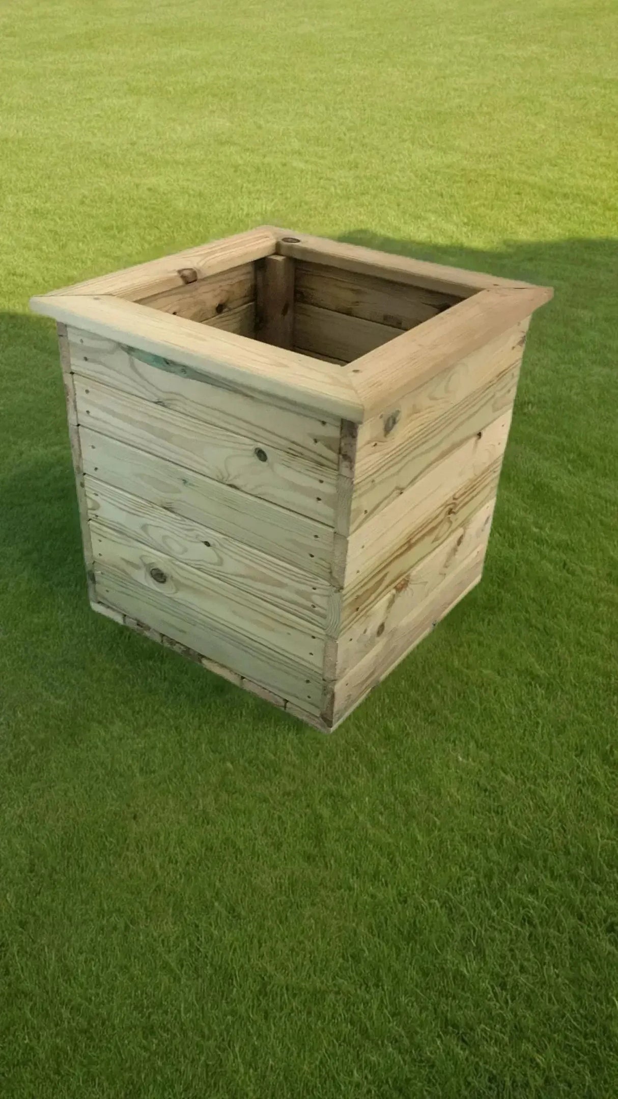 DELUXE SQUARE PLANTER 47X47X46