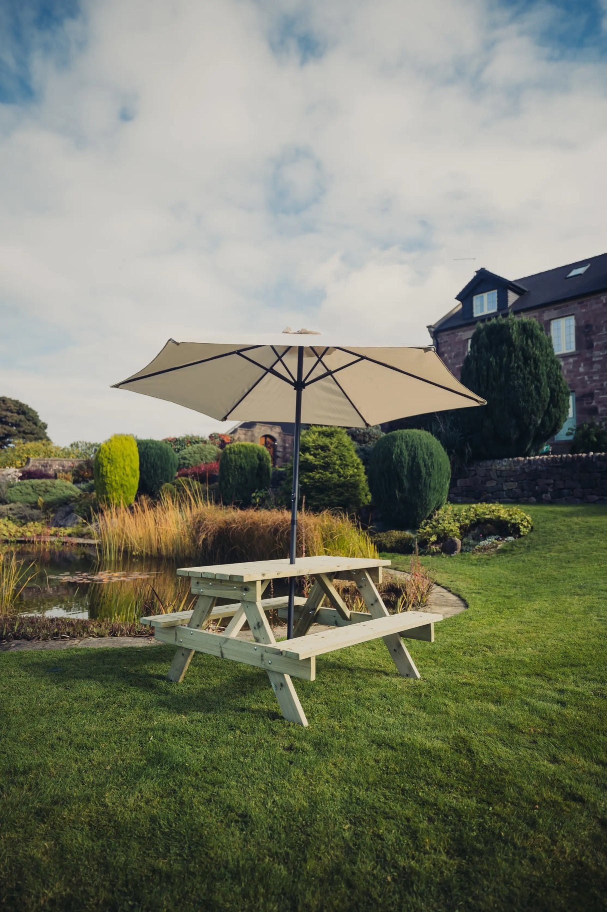 TRADITIONAL PICNIC TABLE 1395MM LONG
