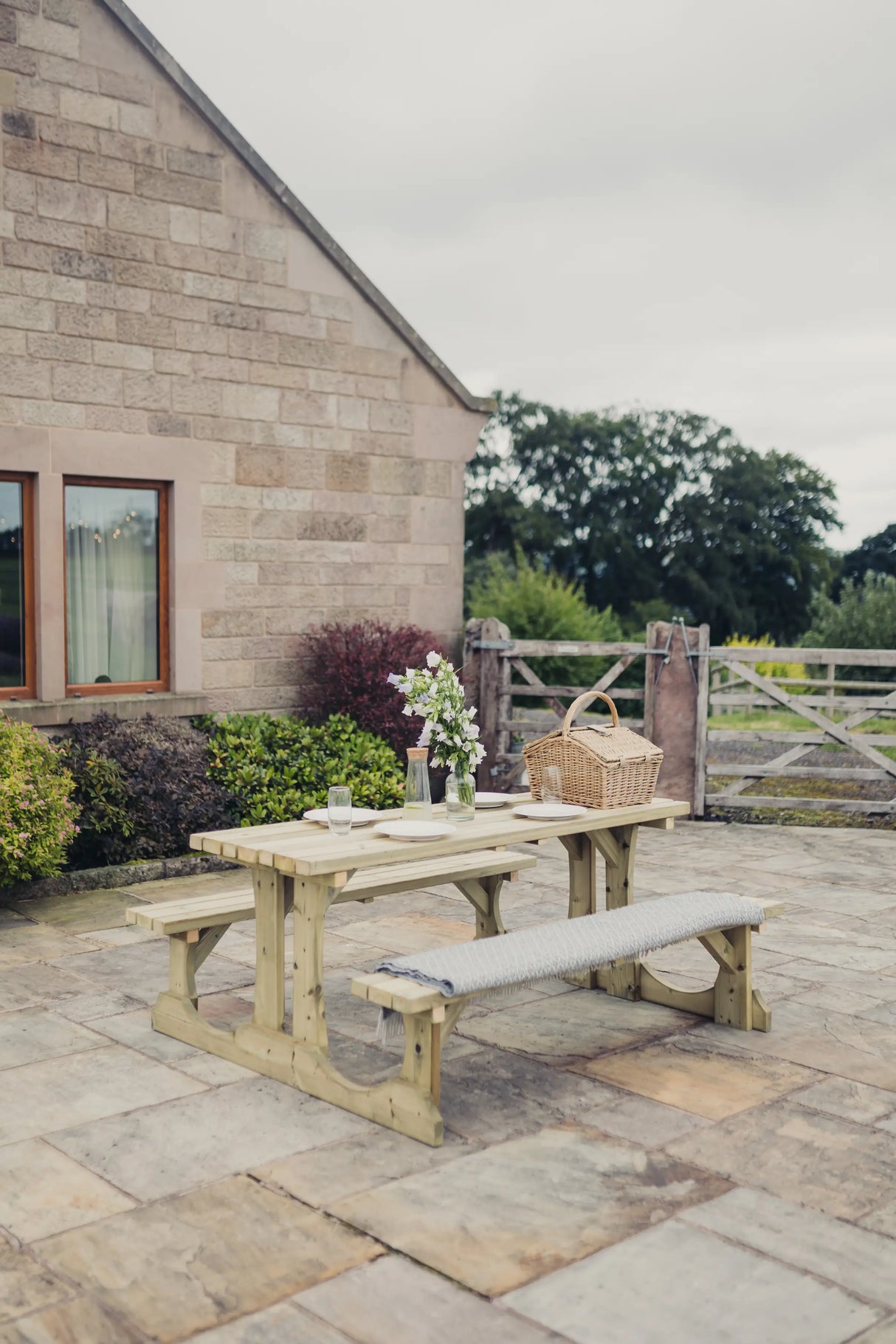 LUNAR PICNIC TABLE 1500