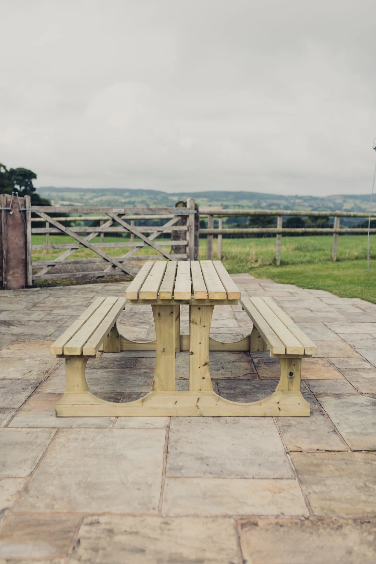 LUNAR PICNIC TABLE 1800