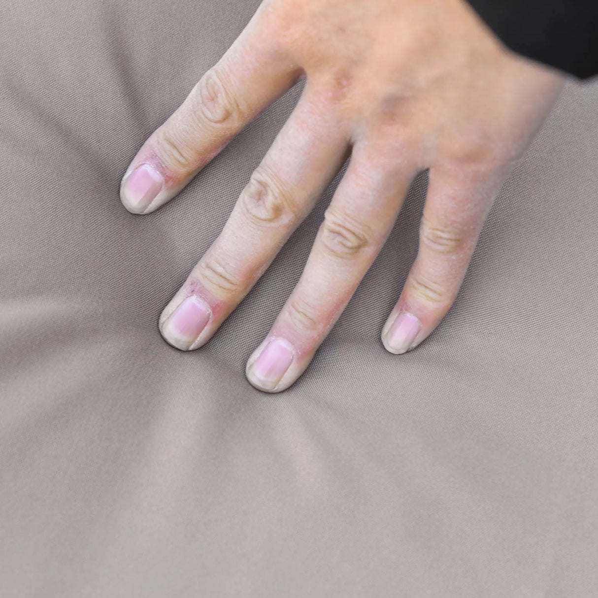 Outsunny Patio Wicker Chaise Lounge Chair, Outdoor PE Rattan Sun Lounger with Adjustable Backrest and 2 Wheels, Grey