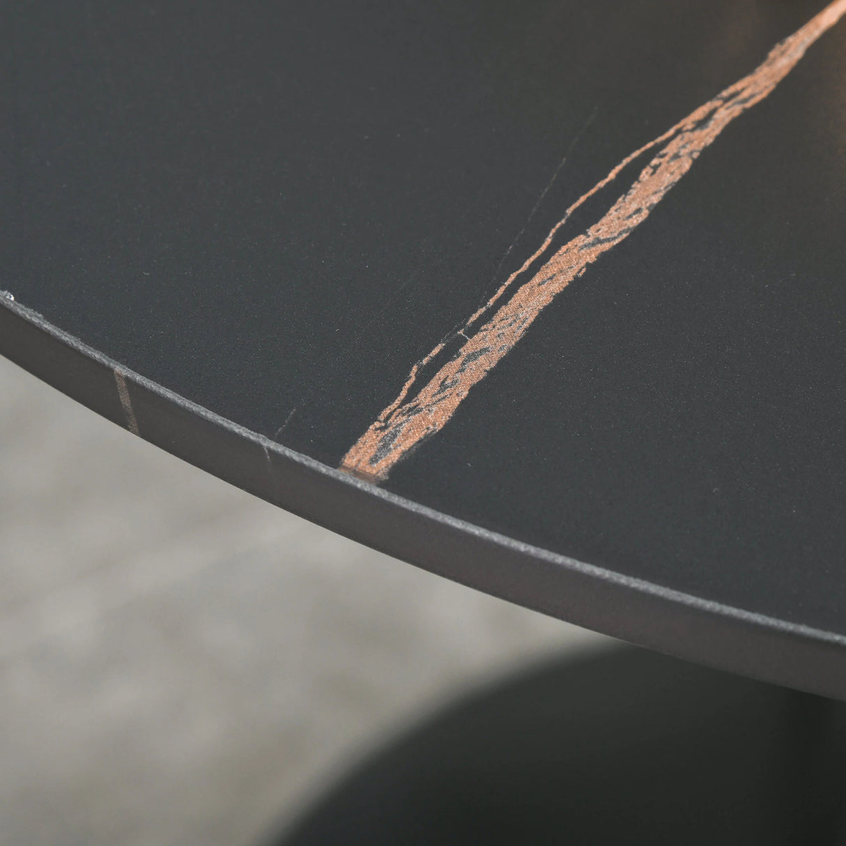 HOMCOM Modern Round Dining Table Leisure Coffee Bistro Table with Metal Base for Kitchen & Dining Room Black