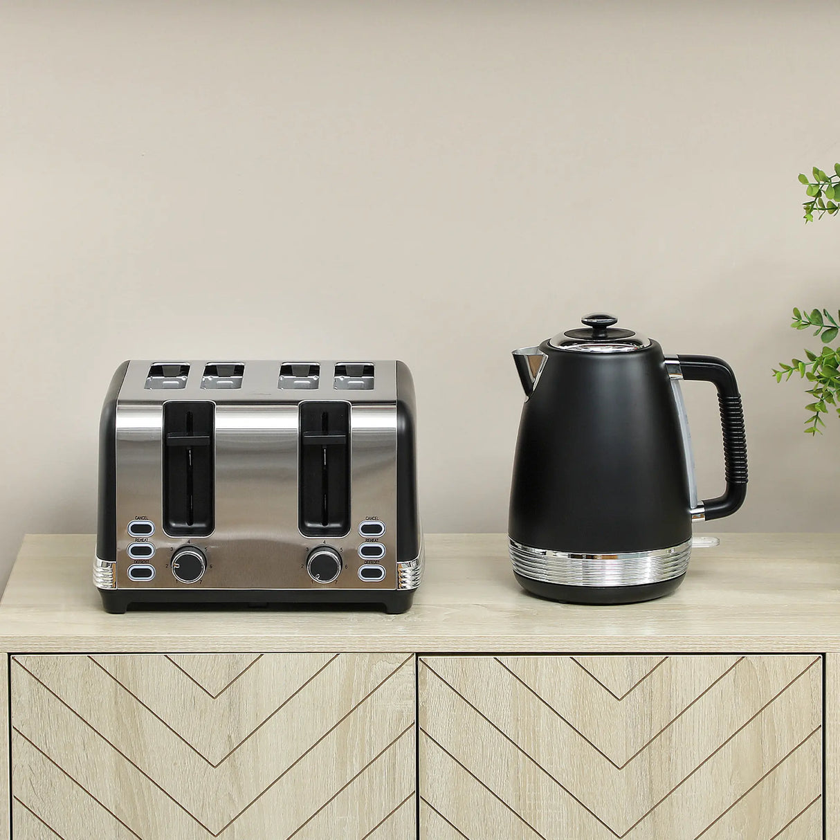 HOMCOM Stainless Steel Kettle and Toaster Set, 1.7L 3000W Rapid Boil Jug Kettle with UK Strix Thermostat, Limescale Filter, 4 Slice Toaster with 7 Browning Controls, Crumb Tray, Black and Silver Tone