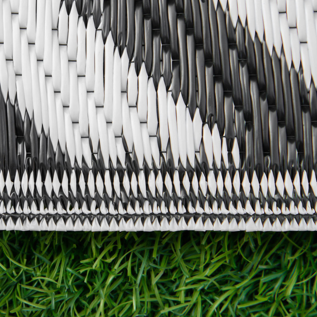 Outsunny Outdoor Rug Reversible Mat Plastic Straw Rug Portable RV Camping Mat for Garden Deck Picnic Indoor, 121 x 182 cm (4 x 6 ft), Black & White