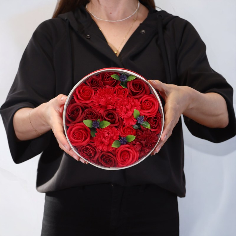 Round Box - Classic Red Roses