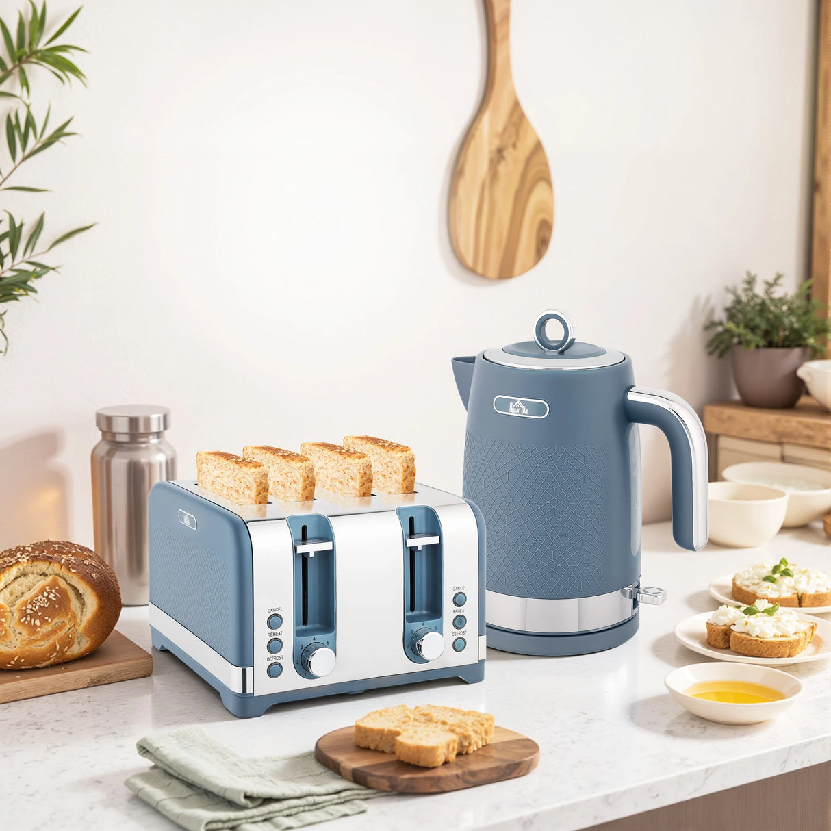 HOMCOM Sleek Textured Kettle and Four-Slice Toaster Set - Blue