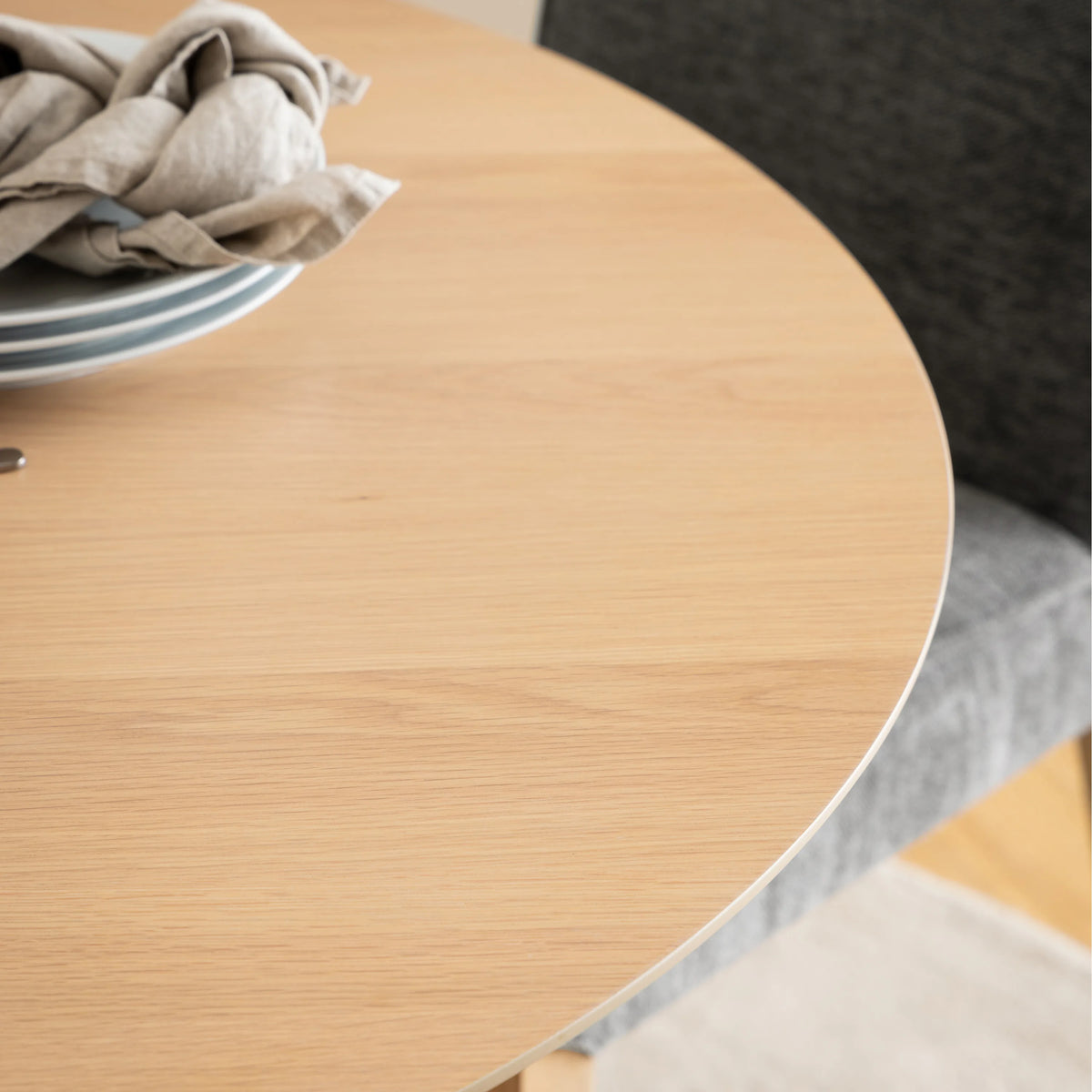 I_Duncan Round Dining Table in White Oak includes 4 Cassandra Dining Chair includes Armrest in White Oak