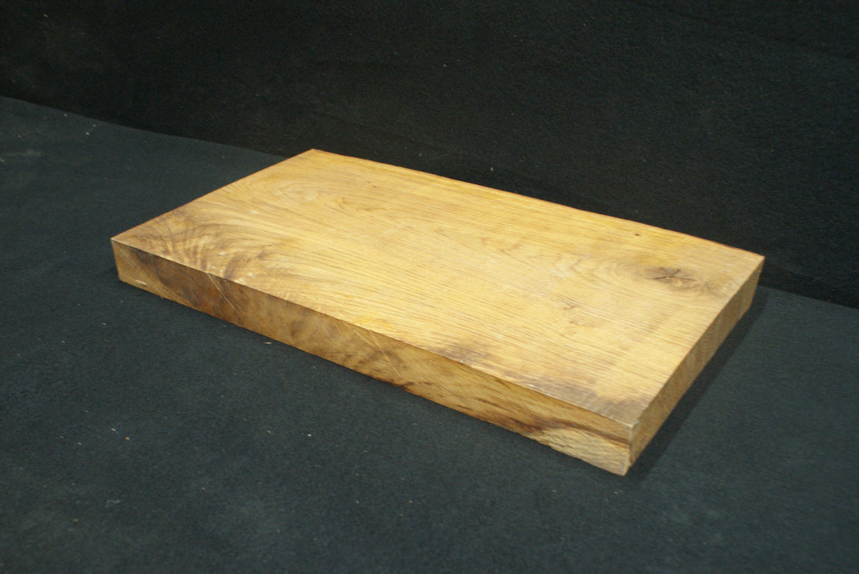 Oak Serving Board 460 L x 280 - 265 W x 40 D (mm)      (025)