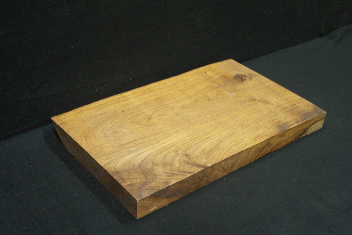 Oak Serving Board 460 L x 280 - 265 W x 40 D (mm)      (025)