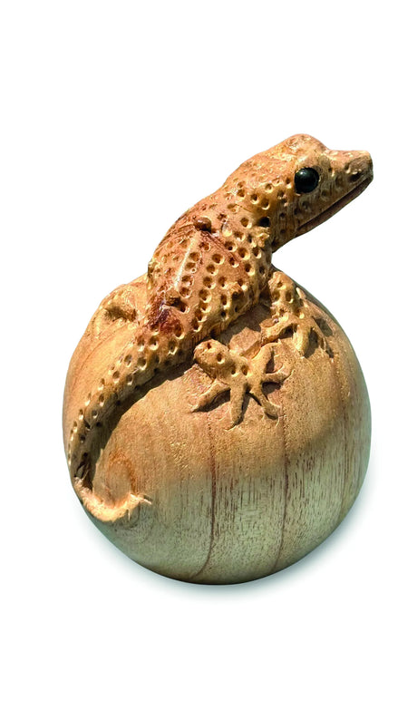 HANDCARVED GECKO ON EGG SMALL 10 CM