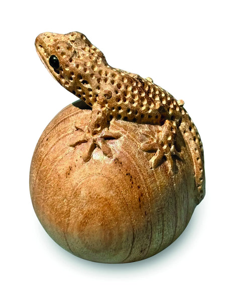 HANDCARVED GECKO ON EGG SMALL 10 CM