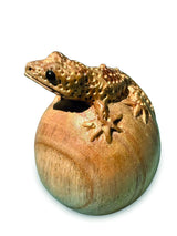 HANDCARVED GECKO ON EGG SMALL 10 CM