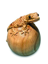 HANDCARVED GECKO ON EGG SMALL 10 CM