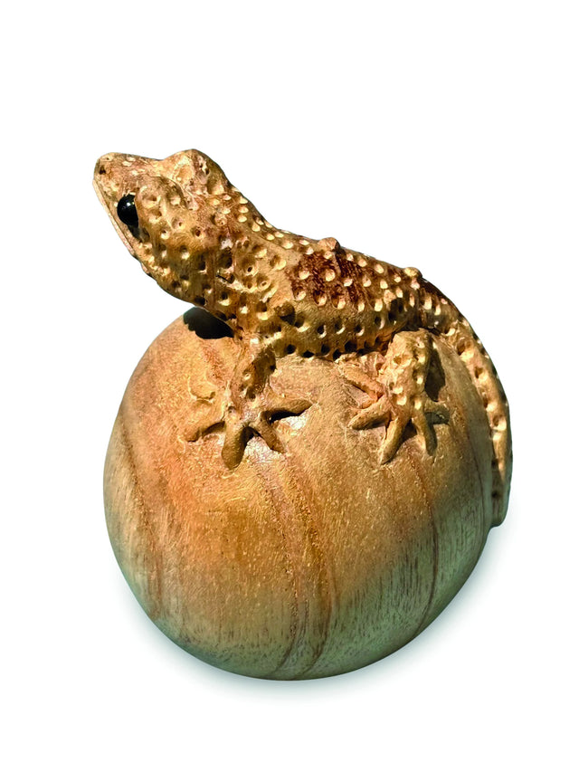 HANDCARVED GECKO ON EGG SMALL 10 CM