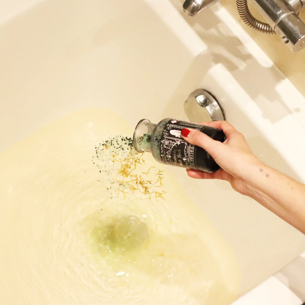 Ancient Witch Bath Spell Potion & Aventurine Crystal Amulet - Prosperity