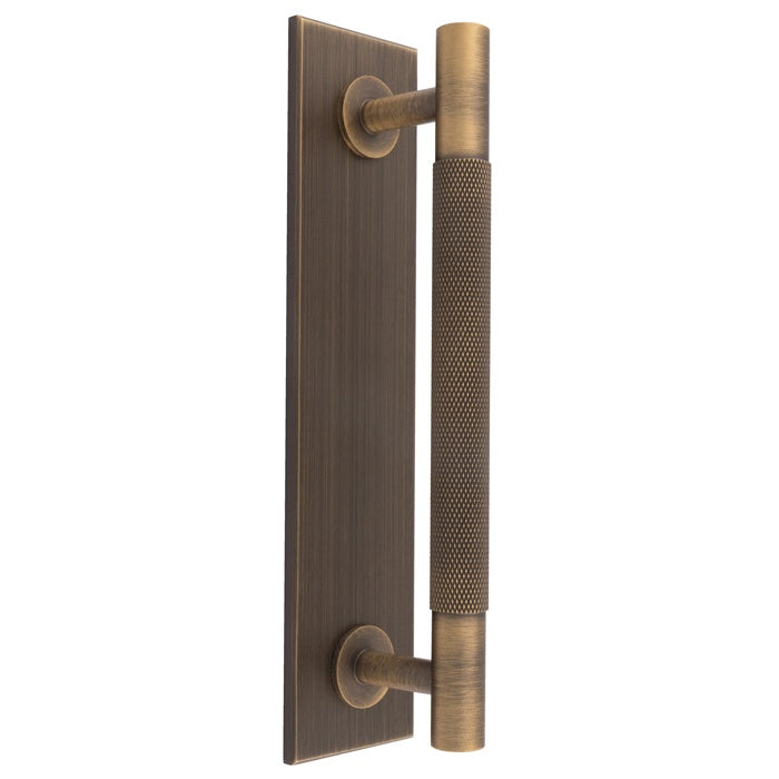 KNURLED PULL HANDLE ON BACKPLATE (128MM C/C) - ANTIQUE BRASS - SET