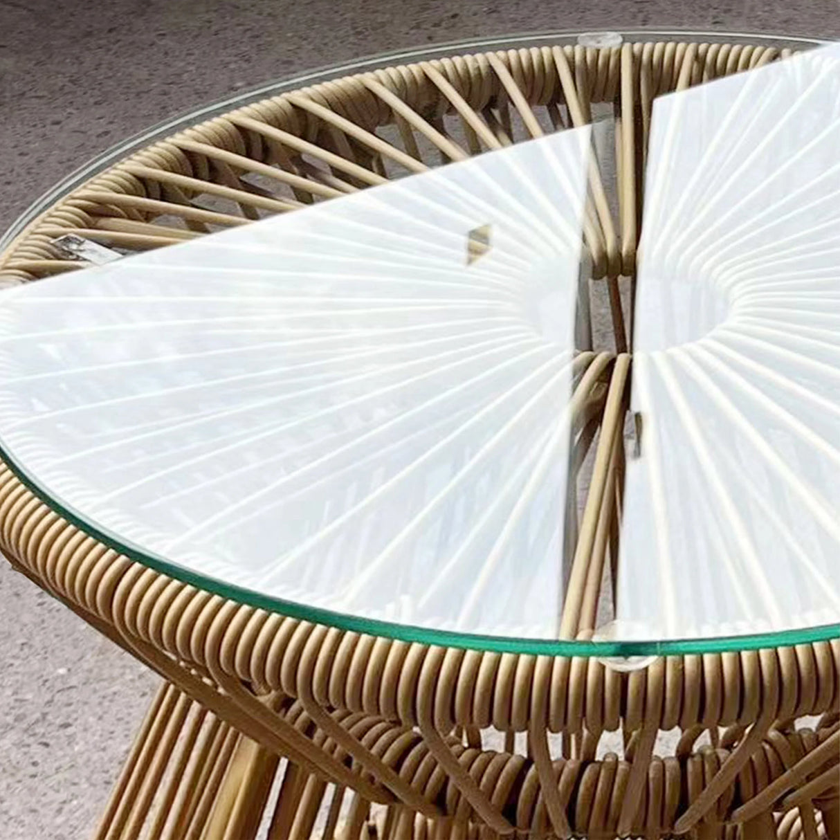 Outsunny Round End Table, Rattan Side Table, Hollow Drum Design Coffee Table w/ Glass Tabletop for Patio, Garden, Balcony Natural
