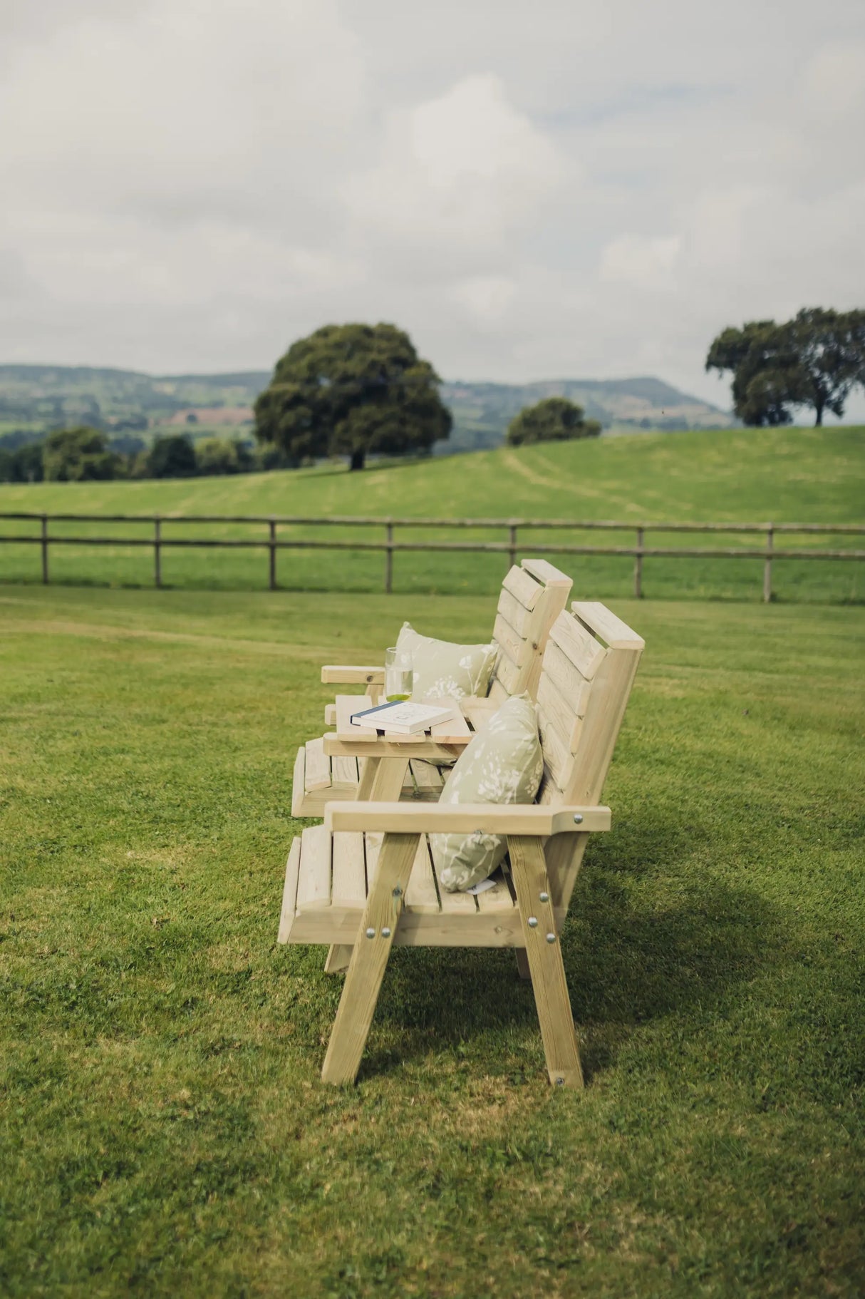 CLOVER LOVE SEATS WITH STRAIGHT TRAY
