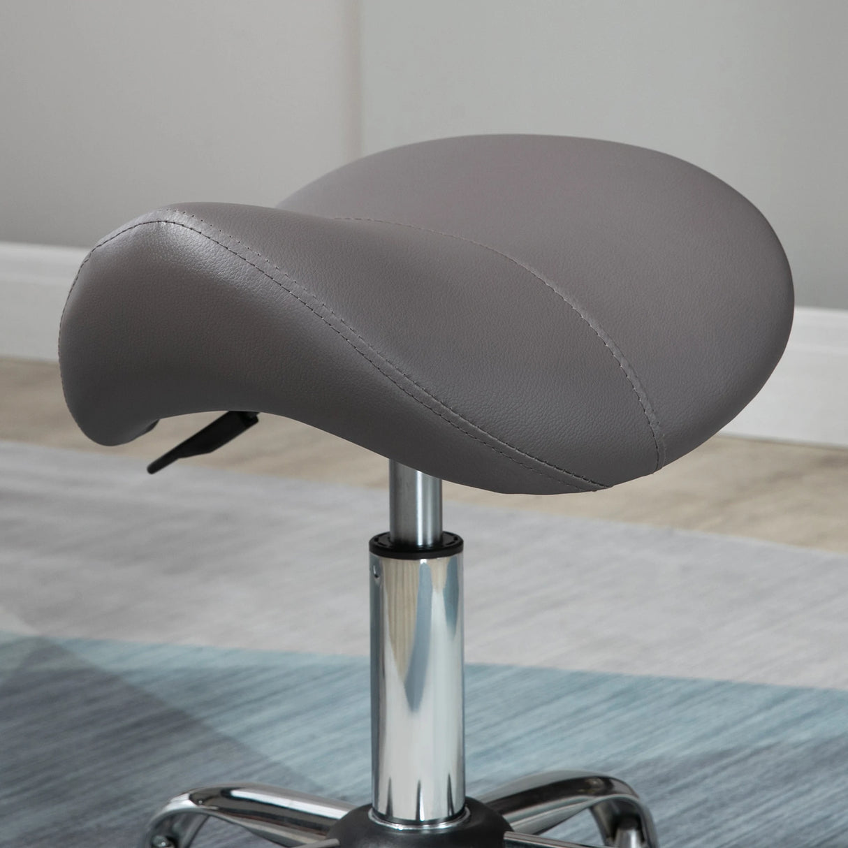 HOMCOM Cosmetic Stool 360 Rotate Height Adjustable Salon Massage Spa Chair Hydraulic Rolling Faux Leather Saddle Stool, Grey