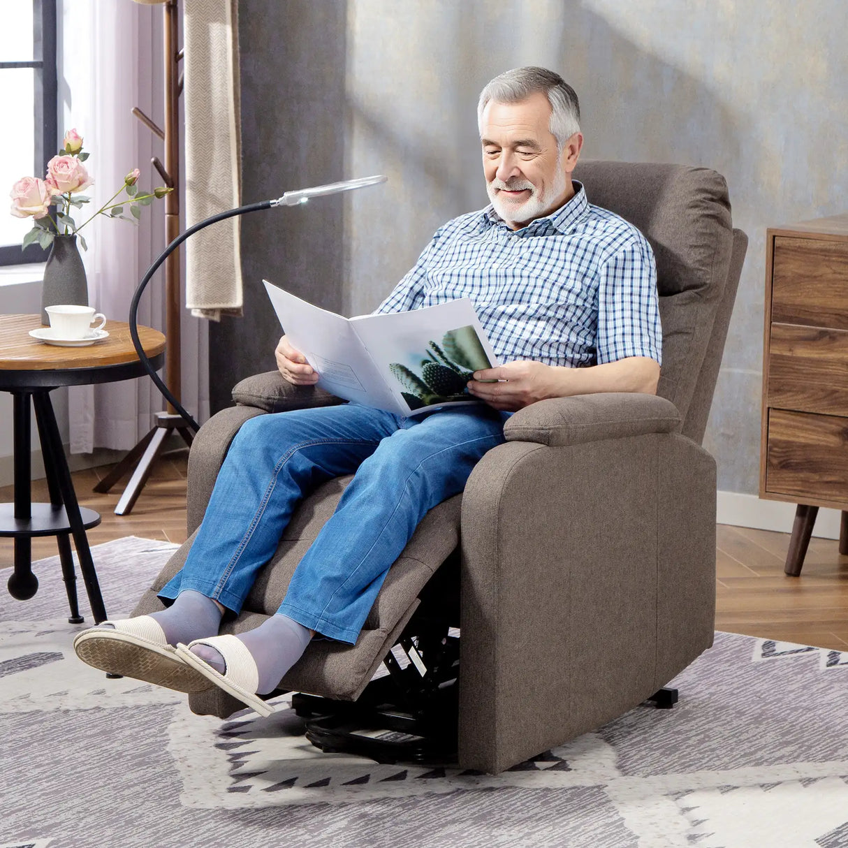HOMCOM Electric Rise/Recline Armchair, with Reading Light - Brown
