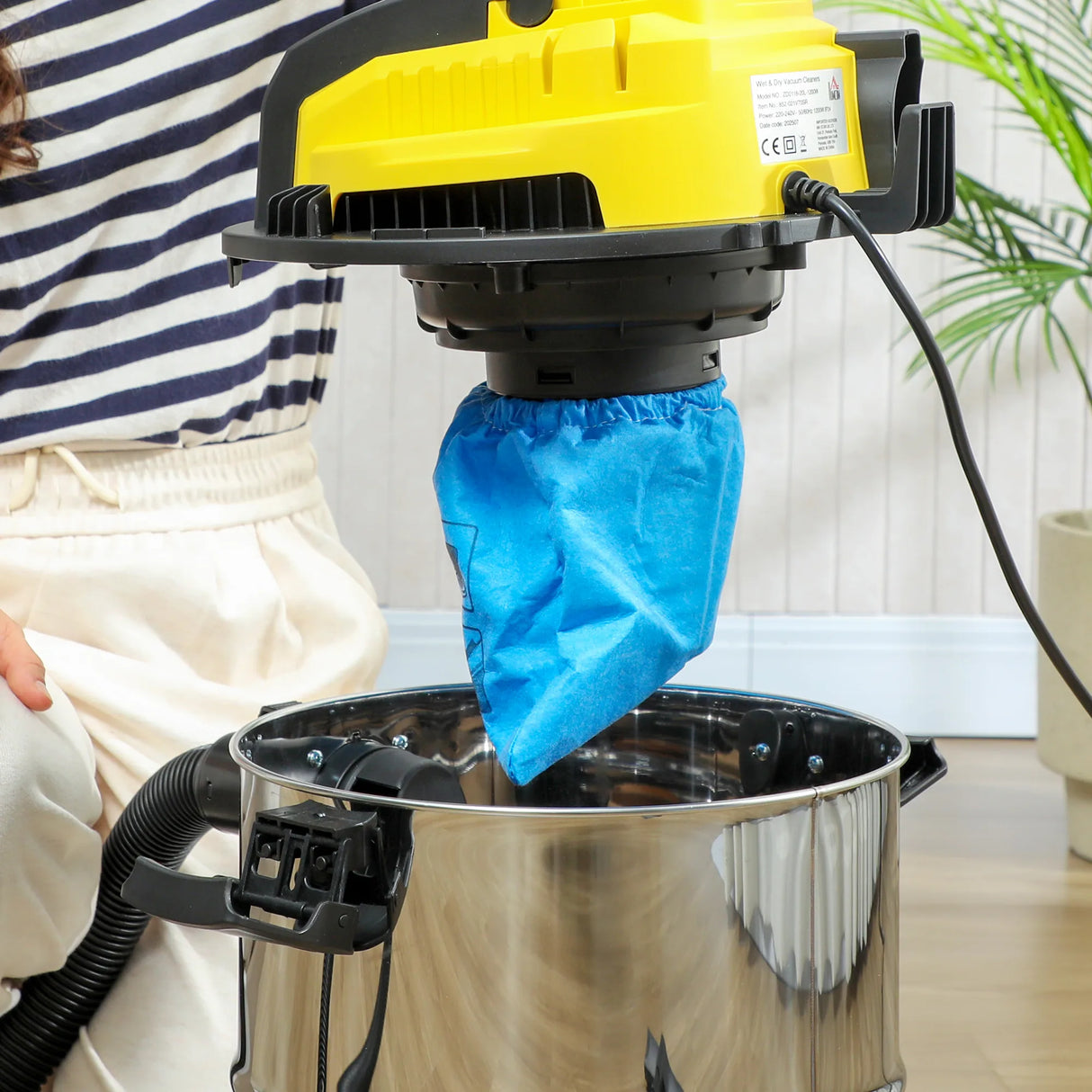 HOMCOM Wet and Dry Vacuum Cleaner, 1200W 20L Wet & Dry Vacuum Cleaner w/ Blower, Triple Filters for Workshop, Home, Carpet