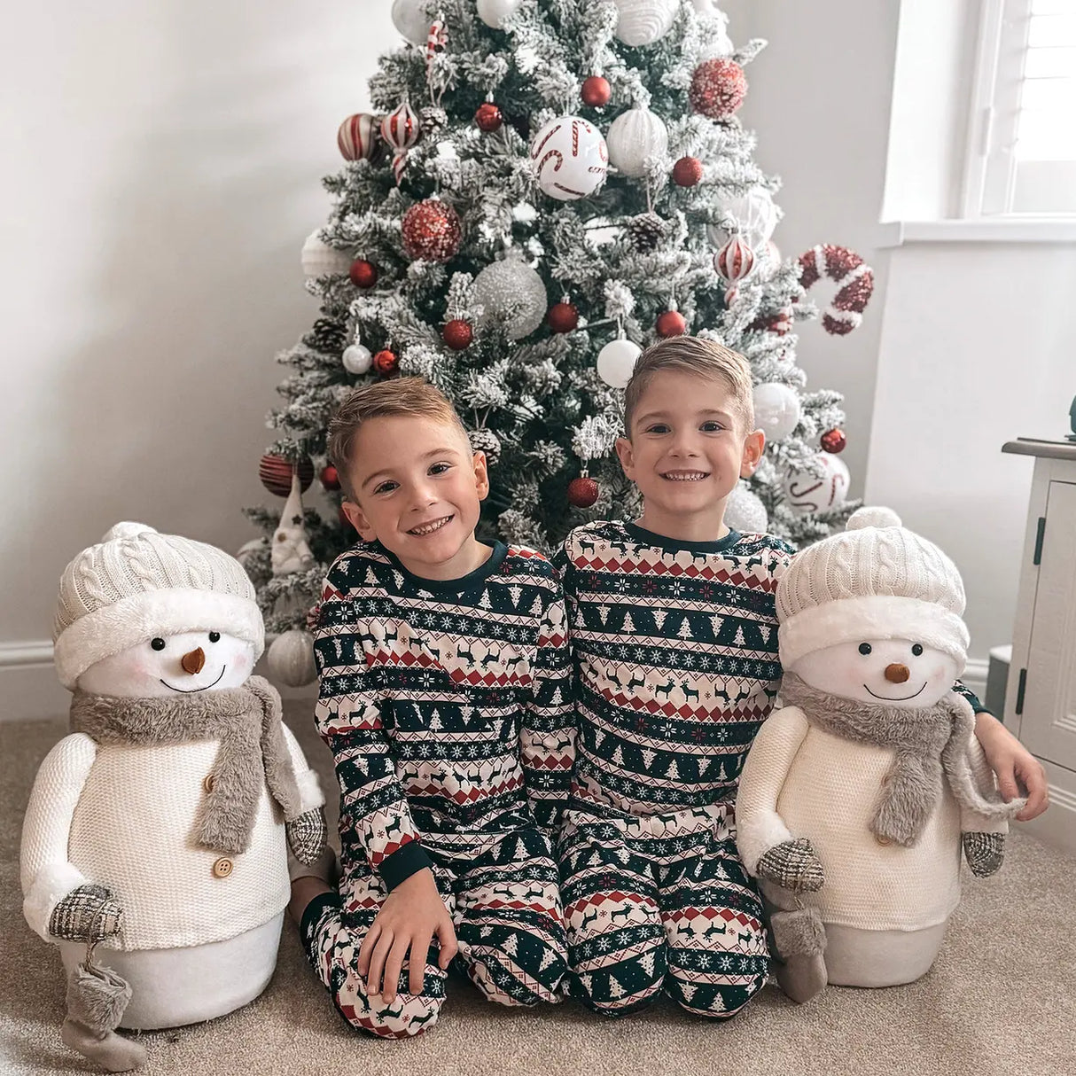 HOMCOM 6 Ft Snow Flocked Artificial Christmas Tree Xmas Pine Tree with Realistic Branches, Auto Open and Steel Base, Green