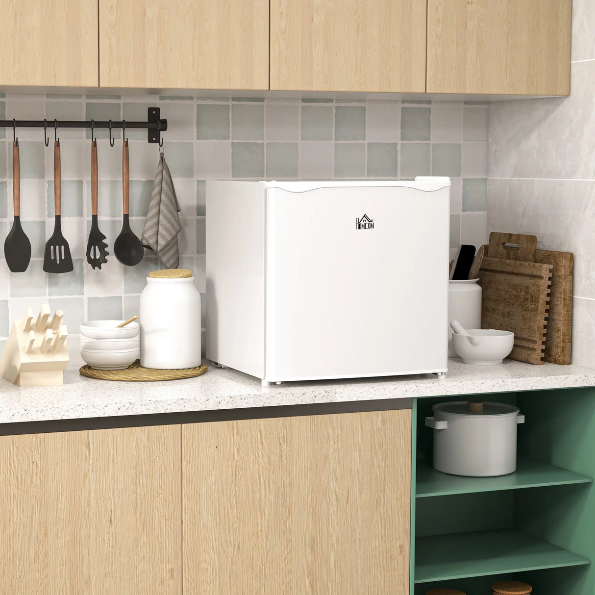 HOMCOM 35L Mini Freezer, -24 to -14 Temperature - White