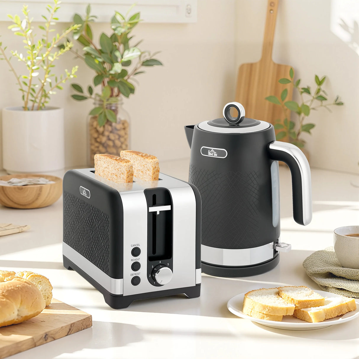 HOMCOM Sleek Textured Kettle and Toaster Set - Black