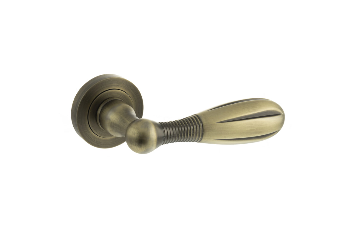 Old English Cambridge Lever Door Handle on Round Rose - Matt Antique Brass - Set