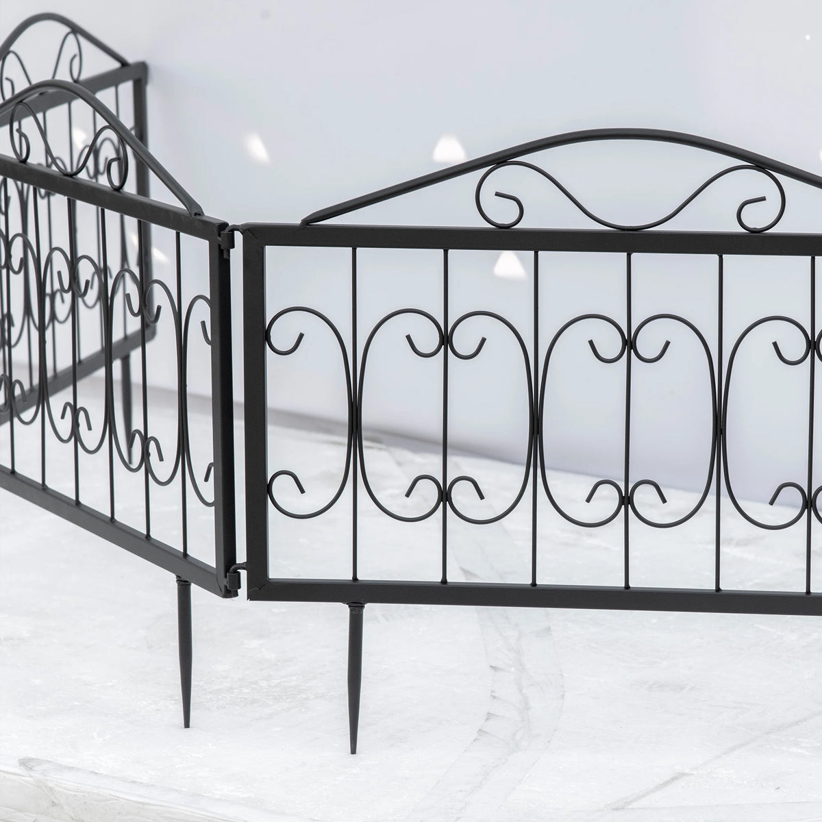 Outsunny Decorative Garden Fencing, 4PCs Outdoor Picket Fence Panels, Rustproof Metal Wire Landscape Flower Bed Border Edging Animal Barrier, Black